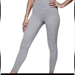 ATHLETA SALUTATION 7/8 ANKLE TIGHT PANT GRAY AND WHITE MEDIUM.